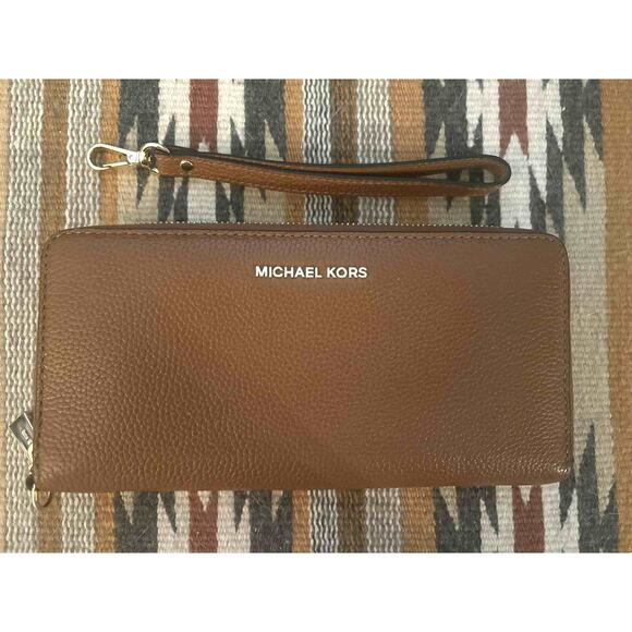 New Michael Kors Jet Set Brown Gold Pebbled Leather Zip Around Wristlet Wallet - Picture 1 of 6